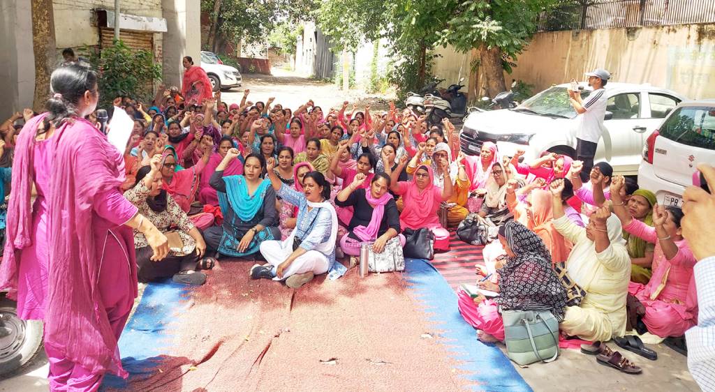 ਆਸ਼ਾ ਵਰਕਰ ਅਤੇ ਫੈਸਿਲੀਟੇਟਰਾਂ ਯੂਨੀਅਨ ਵੱਲੋਂ ਸਿਵਲ ਸਰਜਨ ਦਫ਼ਤਰ ਅੱਗੇ ਧਰਨਾ 